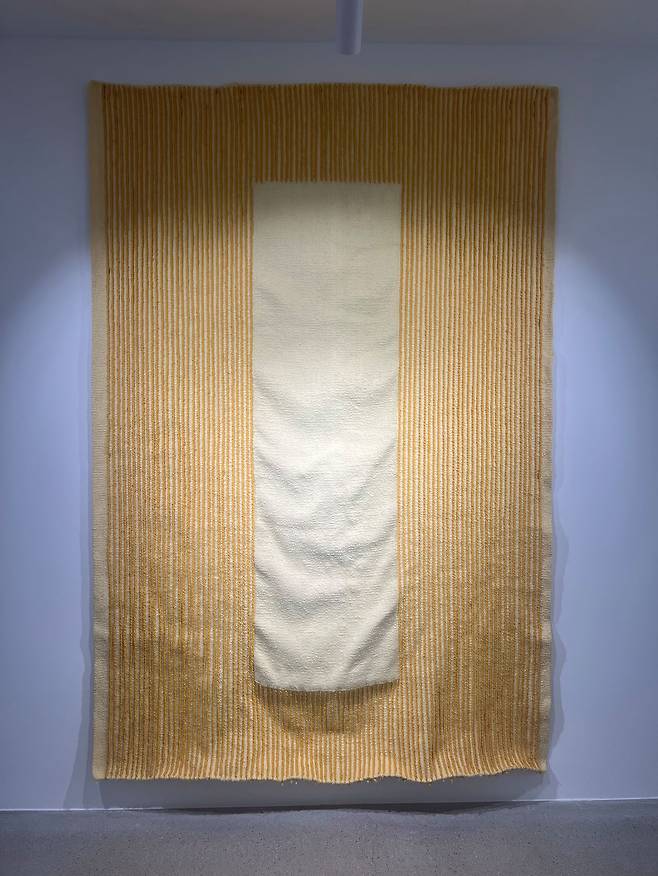 고 박서보 선생의 대표작 ‘묘법’ 연작을 태피스트리로 옮긴 작품. [사진 포목]