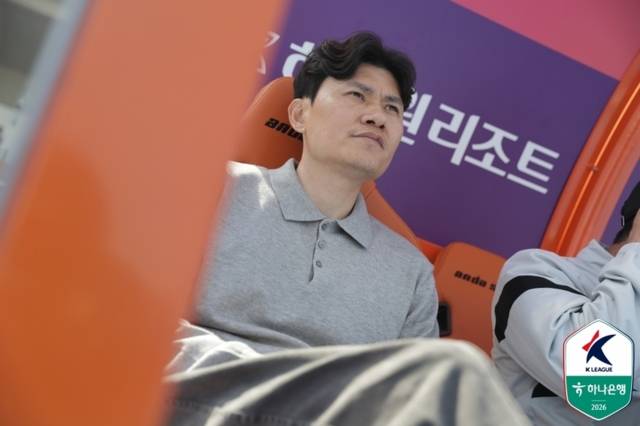 ▲ 강원FC 정경호 감독이 18일 강릉하이원아레나에서 열린 전북현대와 하나은행 K리그1 2026 8라운드 맞대결을 지켜보고 있다. 한국프로축구연맹 제공