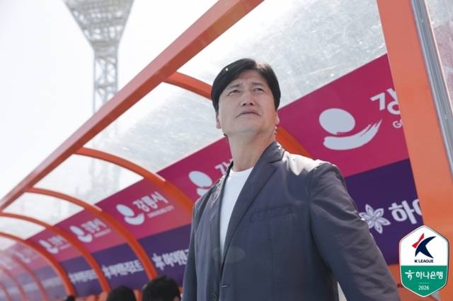 ▲ 전북현대 정정용 감독이 18일 강릉하이원아레나에서 열린 강원FC와 하나은행 K리그1 2026 8라운드 맞대결을 지켜보고 있다. 한국프로축구연맹 제공
