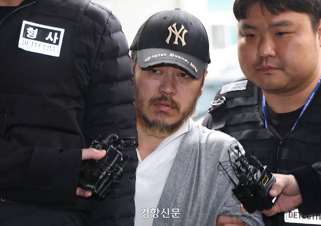 필리핀에서 송환된 ‘마약왕’ 박왕열이 지난 3월 27일 오전 경기 의정부시 의정부지방법원에서 열린 구속 전 피의자심문(영장실질심사)에 출석하고 있다. 권도현 기자