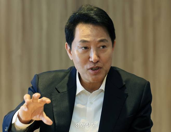 오세훈 국민의힘 지방선거 서울시장 예비후보가 지난 14일 서울시청 시장실에서 경향신문과 인터뷰를 하고 있다. 서성일 선임기자