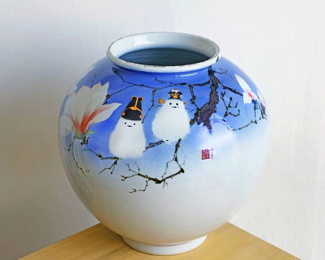 A moon jar by Kim Eun-kyung depicting long-tailed tits translated as “Magnolias and Long-tailed Tits.” The bird is a frequent subject in Kim's work. [PARK SANG-MOON]