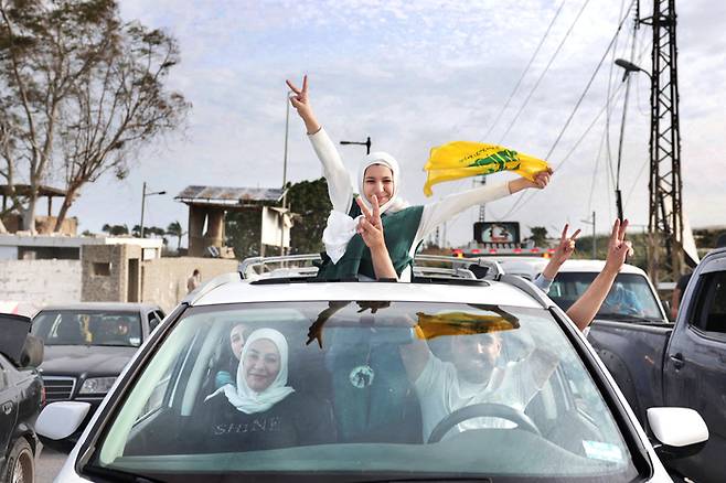 1948년 이스라엘 건국 이후 적대관계를 이어온 이스라엘과 레바논이 17일(현지시간) 10일간의 휴전에 들어갔다. 도널드 트럼프 미국 대통령은 이날 소셜미디어에 “레바논에 역사적인 날”이라고 말했다. 휴전 발표 직후 레바논 남부 카스미예 다리를 지나는 차량에 탄 피란민들이 헤즈볼라 깃발을 흔들며 기뻐하고 있다. [로이터연합뉴스]