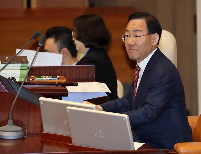 주호영 국회부의장이 지난 13일 국회에서 열린 교육·사회·문화 분야 대정부 질문에서 우원식 국회의장과 교대해 의장석에 착석해 있다. [연합뉴스]