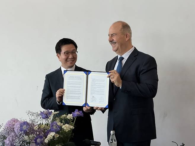지난 4월 17일 서울 세빛섬에서 열린 방한 럭셔리 관광 활성화를 위한 전략적 업무협약(MOU)에서 박성혁 한국관광공사 사장과 매튜 업처치 버츄오소 회장 겸 CEO가 기념촬영을 하고 있다/ 사진=권효정 여행+ 기자