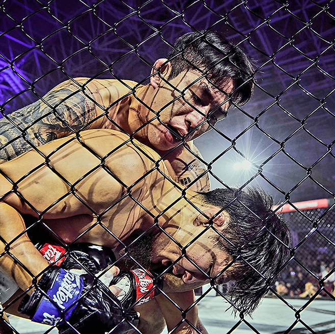 더블지 두 체급 챔피언 박찬수가 2025년 11월 고려대학교 화정체육관 ZFN 3에서 U23 국제레슬링연맹 세계선수권대회 금메달리스트 가와나 마스토를 그라운드 앤드 파운드로 공격하고 있다. 이번 대회 메인카드는 UFC Fight Pass로 200여 국가에 생중계됐다. 사진=MCP ECC