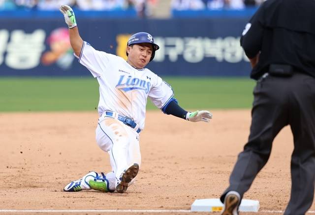 김헌곤이 LG전에서 1타점 적시 3루타를 친 뒤 3루에 도달하고 있다. 사진=삼성 제공