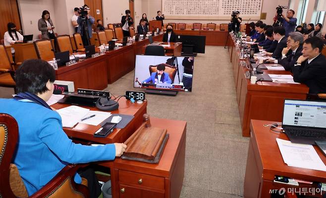 [서울=뉴시스] 김금보 기자 = 8일 오후 서울 여의도 국회에서 열린 법제사법위원회 전체회의에서 쌍방울 대북송금 사건을 수사한 박상용 검사를 위증으로 고발하는 안건이 여당 주도로 통과되고 있다. 2026.04.08. kgb@newsis.com /사진=김금보