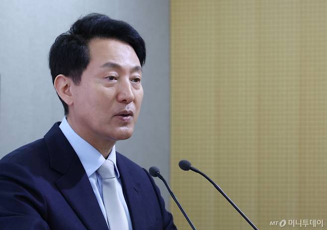 [서울=뉴시스] 조수정 기자 = 오세훈 서울시장이 16일 오전 서울시청에서 '서울아이 동행 UP 프로젝트' 설명회를 하고 있다. 2026.04.16. chocrystal@newsis.com /사진=조수정