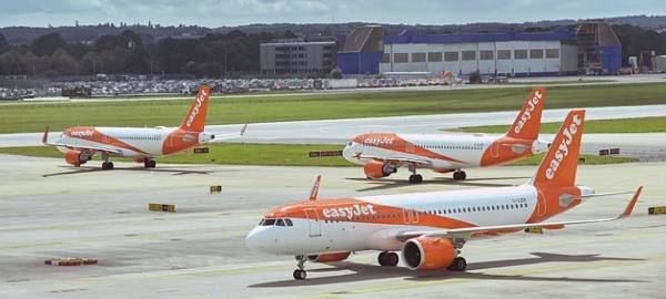 영국의 한 저가 항공 비행기에서 중량을 초과했다며 일부 승객을 내리게 하는 일이 벌어졌다. /사진=데일리메일