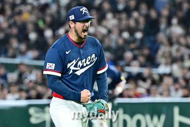 9일 일본 도쿄돔에서 열린 2026 월드 베이스볼 클래식(WBC) 조별리그 한국-호주 경기. 더닝이 7회말 2사 3루 호주 윙그로브를 삼진으로 잡고 포효하고 있다./마이데일리
