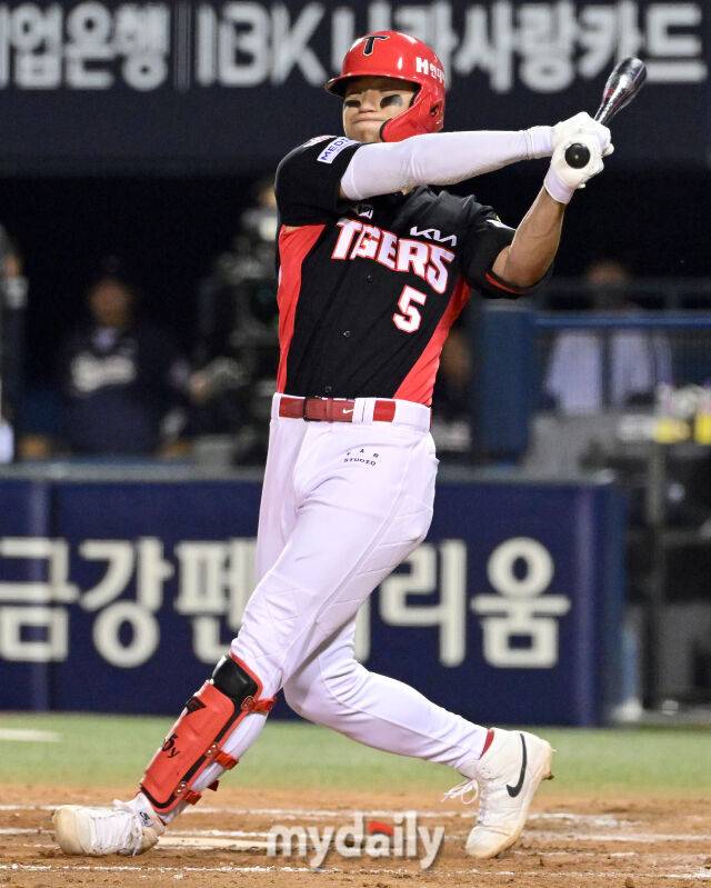 2026년 4월 17일 오후 서울 잠실구장에서 열린 '2026 신한 SOL KBO리그' KIA 타이거즈와 두산 베어스의 경기. KIA 김도영이 7회초 1사 2루서 삼진을 당하고 있다./짐실=유진형 기자 zolong@mydaily.co.kr