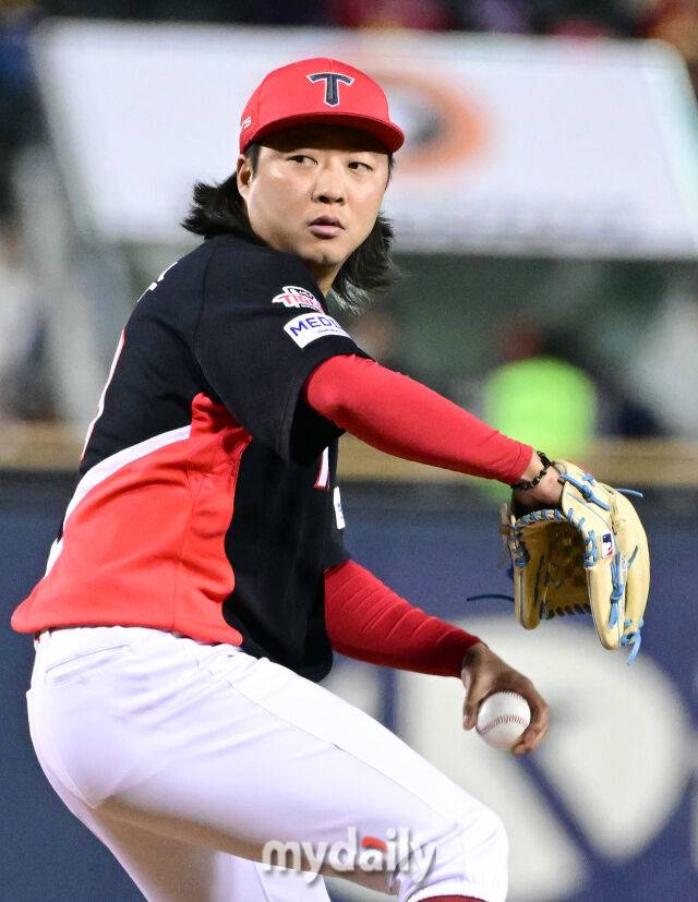 2026년 4월 17일 오후 서울 잠실구장에서 열린 '2026 신한 SOL KBO리그' KIA 타이거즈와 두산 베어스의 경기. KIA 김범수가 9회말 구원등판해 역투하고 있다./잠실=유진형 기자 zolong@mydaily.co.kr