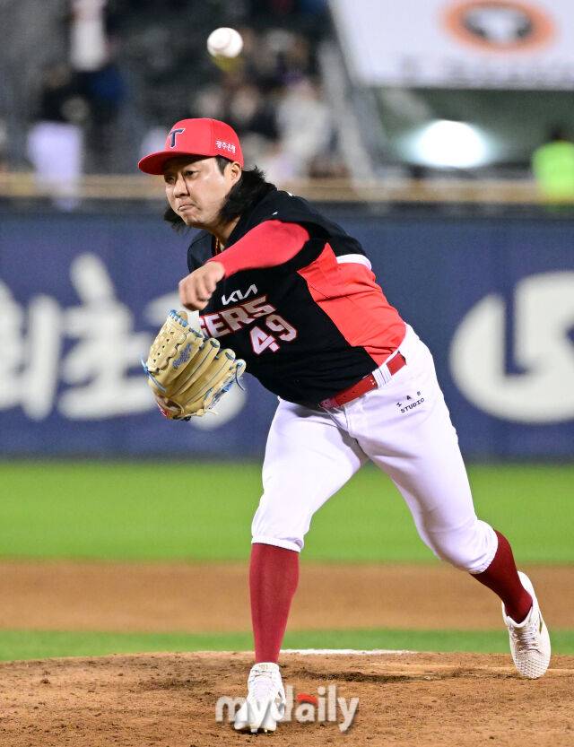 2026년 4월 17일 오후 서울 잠실구장에서 열린 '2026 신한 SOL KBO리그' KIA 타이거즈와 두산 베어스의 경기. KIA 김범수가 9회말 구원등판해 역투하고 있다./잠실=유진형 기자 zolong@mydaily.co.kr