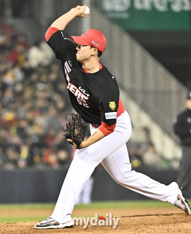 2일 오후 서울 잠실야구장에서 진행된 '2026 KBO리그' LG트윈스와 KIA타이거즈의 경기. KIA 정해영이 역투하고 있다./마이데일리