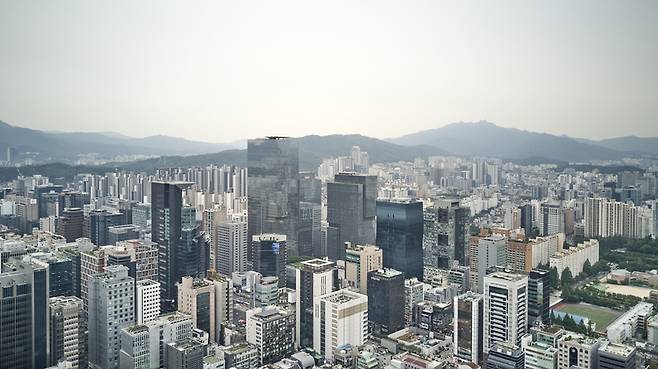 이재명 대통령의 비업무용 부동산 보유 부담 강화 발언 이후, 임대수익·시세차익 목적의 투자부동산을 운용 중인 보험업계로도 정책 사정권이 확대될 수 있다는 관측이 나온다. 보험업계 투자부동산 시가 합산은 약 20조원에 달한다. [게티이미지뱅크]