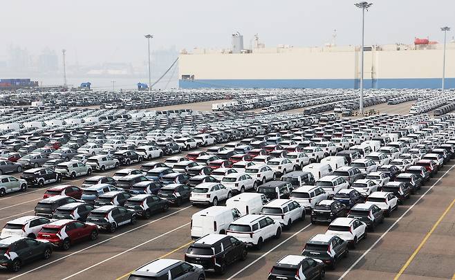 3일 경기도 평택항에 수출용 자동차가 세워져 있는 모습. [연합]