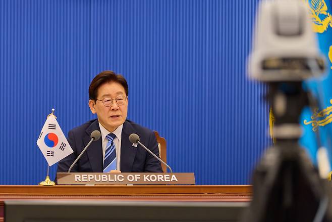 이재명 대통령이 17일 청와대에서 프랑스·영국이 주도하는 호르무즈 해협 자유항행에 관한 화상 정상회의를 하고 있다. [청와대 제공]