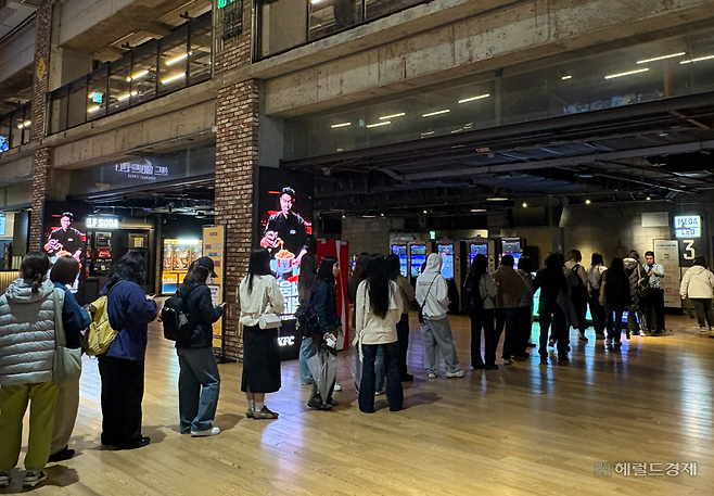 ‘투어스 VR 콘서트’를 보기 위해 관객들이 입장 전 줄을 서는 모습. 정주원 기자