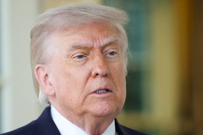 도널드 트럼프 미국 대통령이 지난 13일(현지시간) 워싱턴DC 백악관 집무실 앞에서 열린 기자회견에서 발언하고 있다. [게티이미지]