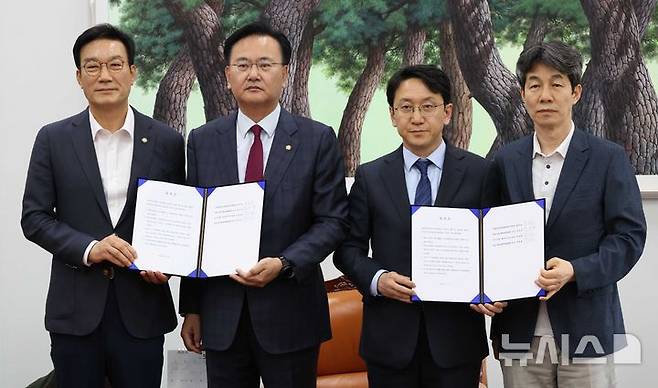 [서울=뉴시스] 조성봉 기자 = 천준호 더불어민주당 원내운영수석부대표와 유상범 국민의힘 원내운영수석부대표가 17일 오후 서울 여의도 국회 운영위원장실에서 6.3지방선거 관련 여야 합의문을 들고 기념촬영을 하고 있다. 왼쪽부터 서일준 국회 정개특위 국민의힘 간사, 유 원내운영수석부대표, 천 원내운영수석부대표, 윤건영 정개특위 더불어민주당 간사.  2026.04.17. suncho21@newsis.com