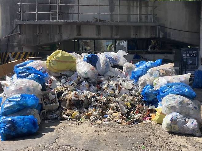 [서울=뉴시스] 김수빈 인턴기자=16일 오후 3시께 서울 광진구 뚝섬한강공원 내 쓰레기 집하장의 모습. 2026.04.16. *재판매 및 DB 금지