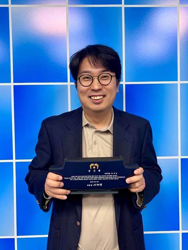 [서울=뉴시스]이재명 대통령은 지난 10일자로 차지호 더불어민주당 의원에게 감사패를 수여했다. 감사패는 13일 정을호 청와대 정무비서관이 전달했다. (사진=청와대 제공) 2026.04.18. photo@newsis.com *재판매 및 DB 금지