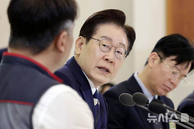 [서울=뉴시스] 최동준 기자 = 이재명 대통령이 지난 10일 청와대에서 열린 민주노총 초청 간담회에서 발언하고 있다. 2026.04.18. photocdj@newsis.com