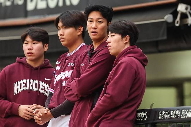 [서울=뉴시스] 프로야구 키움 히어로즈 안우진이 14일 광주-기아챔피언스필드에서 열린 2026 신한 쏠 KBO리그 KIA 타이거즈전에 앞서 배동현과 대화를 나누고 있다. (사진=키움 히어로즈 제공) 2026.04.14. *재판매 및 DB 금지