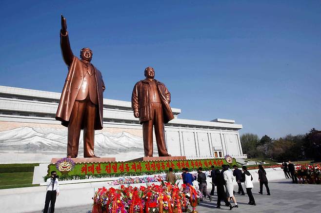 [평양=AP/뉴시스] 북한 김일성 주석 탄생 114주년을 맞아 15일 평양 만수대 언덕을 찾은 시민들이 김일성·김정일 동상에 헌화하고 있다. 조선중앙방송은 이날 오후 8시부터 평양 김일성광장에서 청년·학생들의 야회·축포 행사가 열린다고 전했다. 2026.04.15.