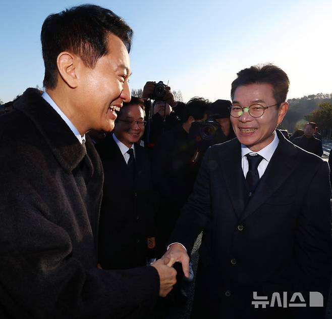 [서울=뉴시스] 박주성 기자 = 오세훈 서울시장(왼쪽)과 정원오 더불어민주당 서울시장 후보.  2026.01.01. park7691@newsis.com