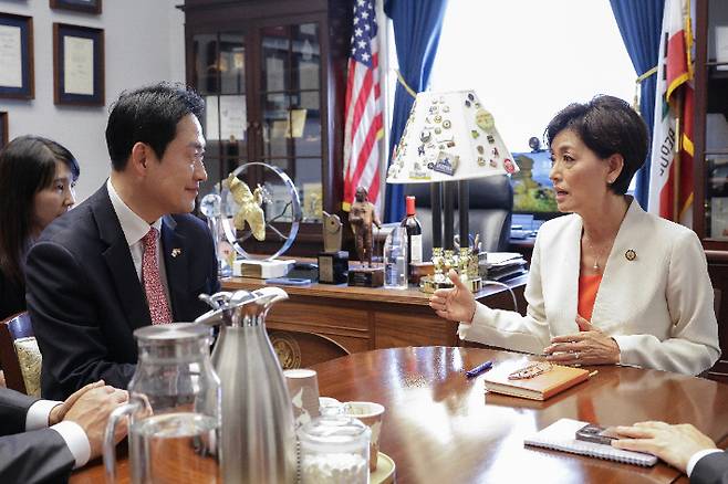 미국을 방문 중인 국민의힘 장동혁 대표가 14일(현지시간) 워싱턴DC 동아태 소위원장인 한국계 영 김 하원의원 집무실에서 김 하원의원과 면담하고 있다. 국민의힘 제공