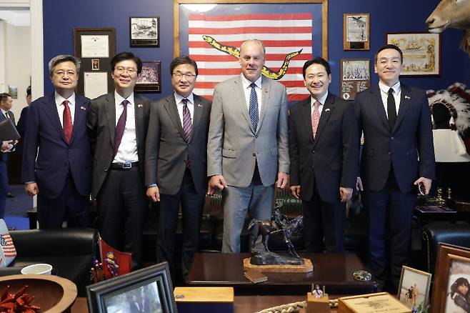 미국을 방문 중인 국민의힘 장동혁 대표가 14일(현지시간) 워싱턴DC에서 라이언 징크 미 하원의원과 면담하며 기념 촬영하고 있다. 국민의힘 제공