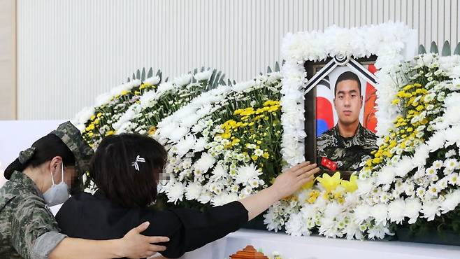 경북 예천 실종자 수색에 투입됐다가 숨진 고 채수근 상병 분향소가 마련된 포항 해병대 1사단 내 김대식관에서 채 상병의 어머니가 아들의 사진을 어루만지며 울고 있다. 연합뉴스