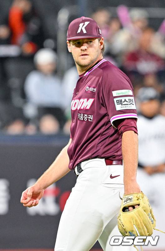 [OSEN=수원, 민경훈 기자] 17일 오후 수원 KT위즈파크에서&nbsp;‘2026 신한 SOL Bank KBO리그'&nbsp;KT 위즈와 키움 히어로즈의 경기가 열렸다.이날 KT는 소형준, 키움은 와일스를 선발투수로 내세웠다.4회말을 마친 키움 선발 와일스가 뒤를 돌아보며 아쉬운 표정을 짓고 있다. 2026.04.17 /rumi@osen.co.kr