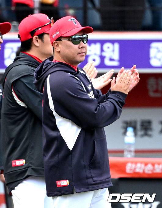 [OSEN=대전, 최규한 기자] 12일 대전 한화생명볼파크에서 ‘2026 신한 SOL KBO리그’ 한화 이글스와 KIA 타이거즈의 경기가 열렸다.이날 경기는 방문팀 KIA가 9-3으로 승리하며 3연전 싹쓸이, 4연승을 질주했다. 경기를 마치고 승리한 KIA 이범호 감독이 선수들을 맞이하며 박수를 보내고 있다. 2026.04.12 / dreamer@osen.co.kr