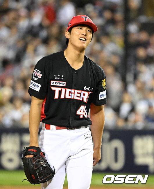 [OSEN=잠실, 이대선 기자] 17일 서울 잠실야구장에서 2026 신한 SOL KBO리그 두산 베어스와 KIA 타이거즈의 경기가 열렸다.이날 두산은 잭로그, KIA는 이의리를 선발로 내세웠다.5회말 2사 1,2루에서 두산 박준순을 삼진으로 처리한 KIA 이의리가 미소를 짓고 있다. 2026.04.17 /sunday@osen.co.kr