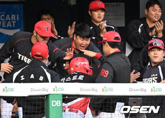 [OSEN=잠실, 이대선 기자] 17일 서울 잠실야구장에서 2026 신한 SOL KBO리그 두산 베어스와 KIA 타이거즈의 경기가 열렸다. 1회초 2사 2루에서 KIA 박민의 중전 적시타 때 홈을 밟은 2루주자 카스트로가 더그아웃에서 환호하고 있다. 2026.04.17 /sunday@osen.co.kr