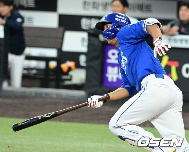 [OSEN=대전, 지형준 기자] 15일 대전 한화생명 볼파크에서 2026 신한 SOL KBO리그 한화 이글스와 삼성 라이온즈의 경기가 열렸다.4연패 중인 한화는 윌켈 에르난데스, 5연승을 노리는 삼성은 양창섭이 선발로 나섰다.&nbsp;1회초 1사 2,3루에서 삼성 이재현이 1타점 적시타를 날리고 있다. 2026.04.15&nbsp;/ jpnews@osen.co.kr