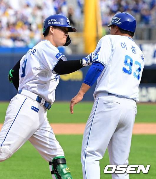 [OSEN=대구, 지형준 기자] 18일 대구삼성라이온즈파크에서 2026 신한 SOL KBO리그 삼성 라이온즈와 LG 트윈스의 경기가 열렸다.7연승에 도전하는 삼성은 잭 오러클린, LG는 임찬규가 선발로 나섰다.4회말 1사 1,2루에서 삼성 전병우가 우월 스리런포를 날리며 이종욱 코치와 기뻐하고 있다. 2026.04.18&nbsp;/ jpnews@osen.co.kr