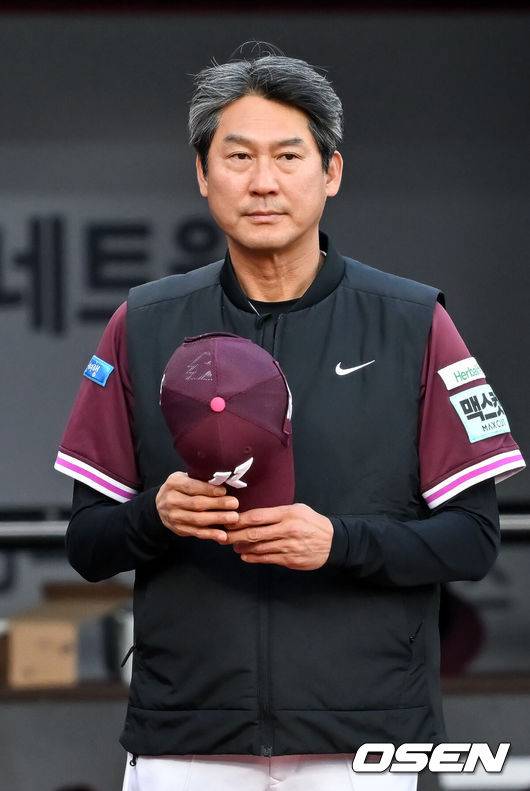 [OSEN=수원, 민경훈 기자] 17일 오후 수원 KT위즈파크에서&nbsp;‘2026 신한 SOL Bank KBO리그'&nbsp;KT 위즈와 키움 히어로즈의 경기가 열렸다.이날 KT는 소형준, 키움은 와일스를 선발투수로 내세웠다.경기 전 키움 설종진 감독이 덕아웃 앞에 나오며 모자를 벗고 있다. 2026.04.17 /rumi@osen.co.kr