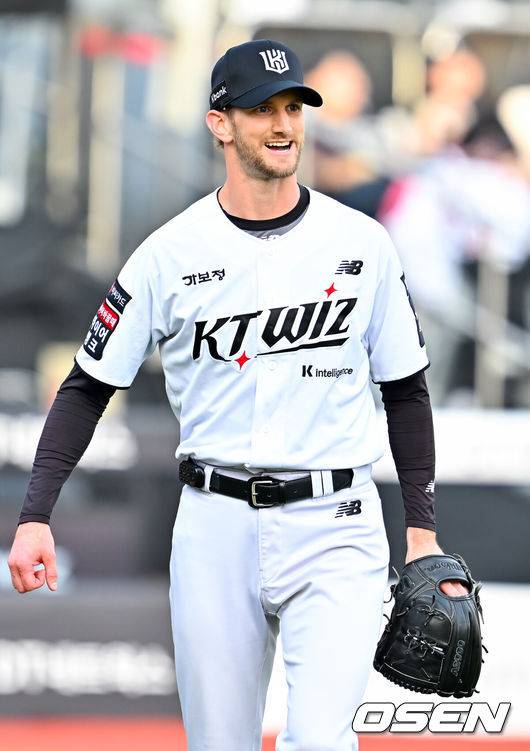 [OSEN=수원, 민경훈 기자] 18일 오후 수원 KT위즈파크에서 ‘2026 신한 SOL Bank KBO리그' KT 위즈와 키움 히어로즈의 경기가 열렸다.이날 KT는 보쉴리, 키움은 안우진을 선발투수로 내세웠다.4회초 1사 주자 1루 키움 김건희의 3루수 앞 땅볼 때 KT 선발 보쉴리가 활짝 웃고 있다. 2026.04.18 / rumi@osen.co.kr