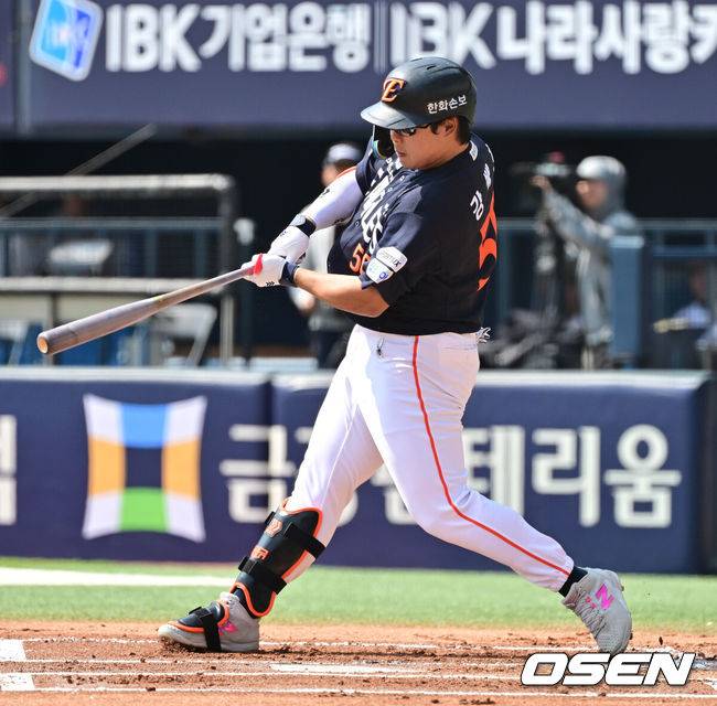 [OSEN=잠실, 박준형 기자] 4일 오후 서울 잠실구장에서 ‘2026 신한은행 SOL Bank KBO리그’ 두산 베어스와 한화 이글스의 경기가 진행됐다.이날 두산은 곽빈을, 한화는 왕옌청이 선발투수로 내세웠다.  1회초 무사 2루 한화 강백호가 1타점 적시타를 날리고 있다.       2026.04.04 / soul1014@osen.co.kr