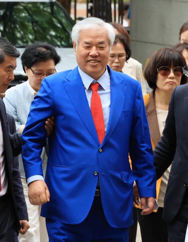 ▲서울서부지법 난동 사태 배후로 지목돼 구속기소 뒤 보석으로 풀려난 전광훈 사랑제일교회 목사가 17일 마포구 서울서부지법에서 열린 재판에 출석하고 있다. ⓒ연합뉴스