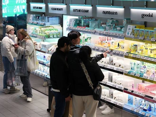 ['K뷰티' 고르는 외국인들 (연합뉴스 자료 사진)]