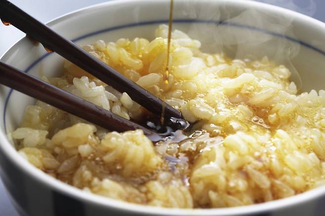 밥에 기름을 더하는 방식은 혈당 상승을 일부 완화할 수 있지만, 총 열량 증가로 체중 관리에는 오히려 부담이 될 수 있다. 게티이미지