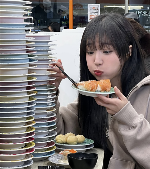 지난 15일 ENA는 신규 예능 프로그램 ‘쯔양몇끼’를 다음 달 중 처음 선보일 예정이라고 밝혔다. 먹방 콘텐츠로 큰 인기를 얻고 있는 크리에이터 쯔양이 단독 예능을 선보여 많은 관심이 모이고 있다. 쯔양 사회관계망서비스(SNS)