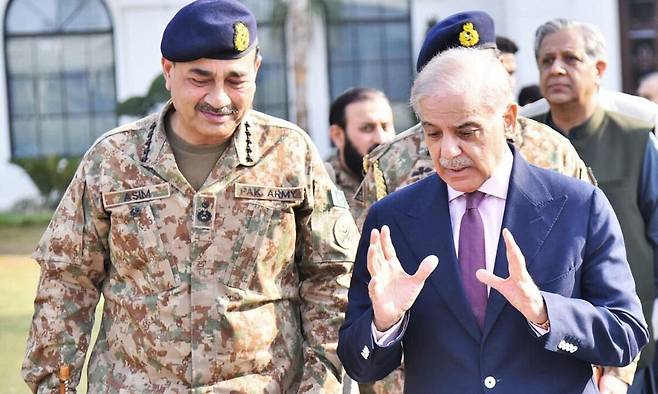 파키스탄을 이끄는 셰바즈 샤리프 총리(오른쪽)와 아심 무니르 국방참모총장. SNS 캡처