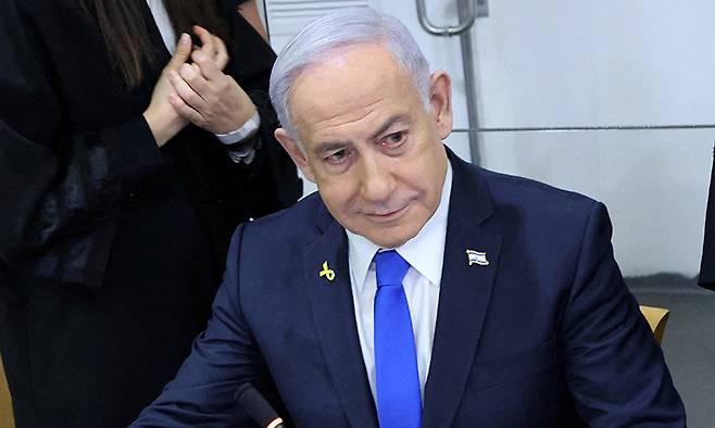 지난 2025년 4월 21일(현지시간) 베냐민 네타냐후 이스라엘 총리가 자신의 부패 혐의에 관한 재판에 참석한 모습. 로이터연합뉴스