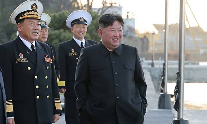 김정은 북한 국무위원장이 12일 5000톤급 구축함 ‘최현호’에서&nbsp;전략순항미사일과 대함 미사일 발사 시험을 지켜보고 있다. 노동신문·뉴스1
